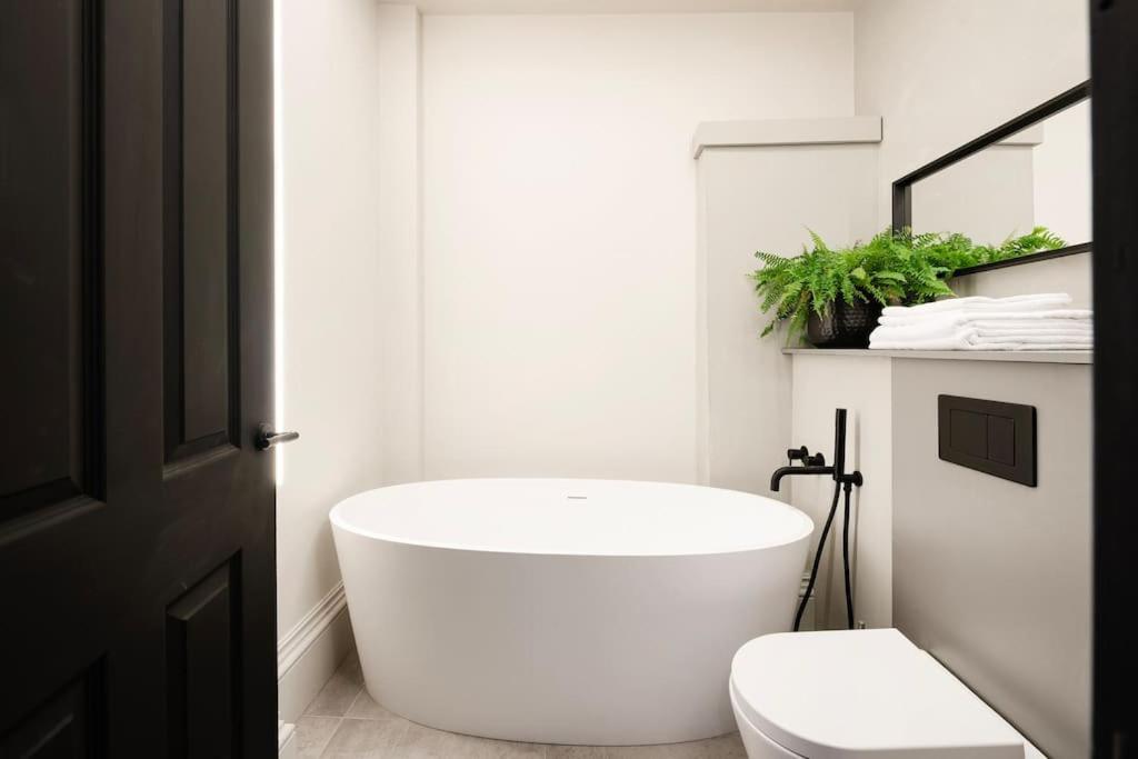 High End Free Parking Wifi Balcony Ensuite Cheltenham Exterior foto